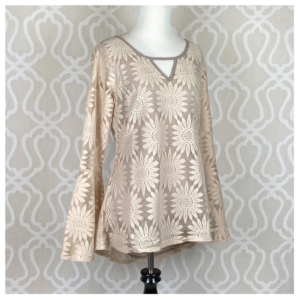 Daisy Lace Embroidered Top - Picture 2 of 8